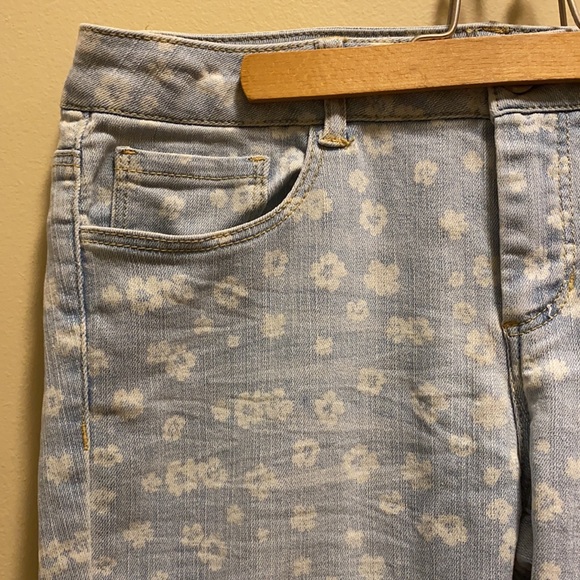 ✨NEW✨FOREVER21 LIGHT BLUE JEANS WITH WHITE DAISIES - Picture 4 of 14